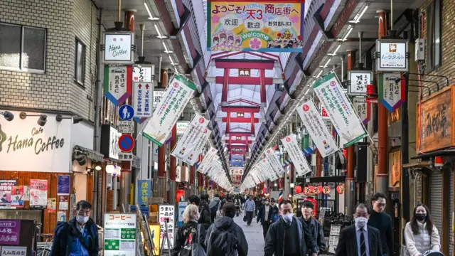 Japonya'nın en uzun üstü kapalı alışveriş caddelerinden Osaka'daki Tenjinbashi Shotengai'de insanlar yürüyor.