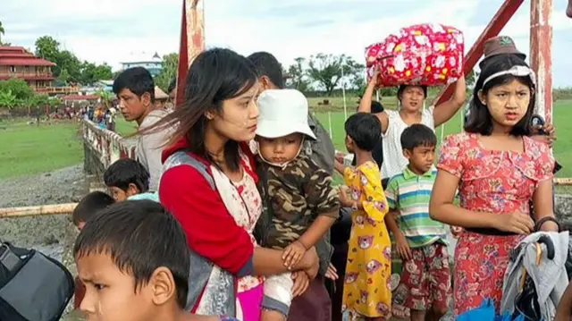 ရခိုင်ပြည်နယ် ပေါက်တောမြို့က စစ်ဘေးရှောင်ကြရသူတွေ