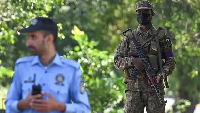 پاکستانی فوج اور پولیس کے اہلکار اسلام آباد میں ڈیوٹی دے رہے ہیں