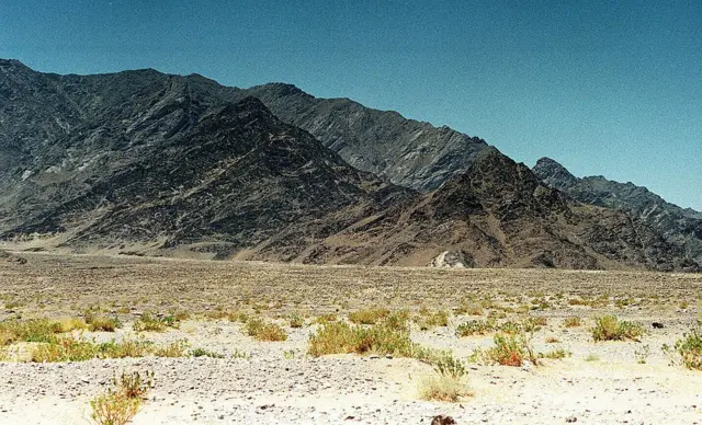 This file photo dated 29 May, 1998 shows a view of the Chaghi district hill in Chattar, some 30 to 35 kilometers from the site of nuclear blasts that Pakistan carried out in the Chaghi test zone in southwestern Baluchistan province. 