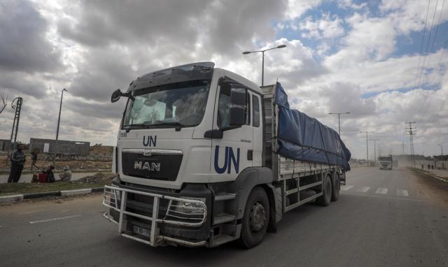 شاحنات تحمل مساعدات لسكان غزة تعبر من حدود رفح إلى بلدة دير البلح