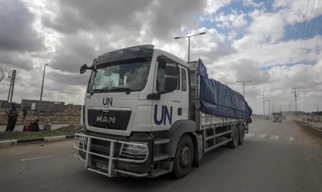 شاحنات تحمل مساعدات لسكان غزة تعبر من حدود رفح إلى بلدة دير البلح