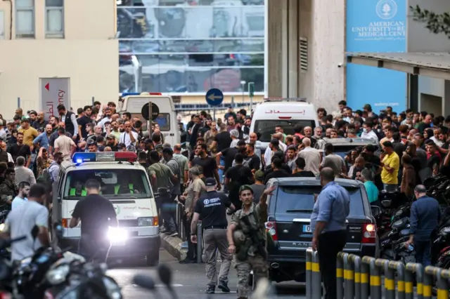 Gente agolpada en la entrada de un hospital en Beirut.