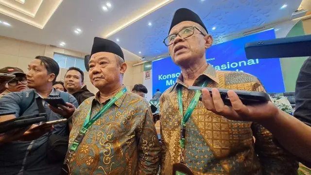 Ketua Umum PP Muhammadiyah Haedar Nashir (kanan) didampingi Sekertaris Umum PP Muhammadiyah Abdul Mu'ti (kiri).