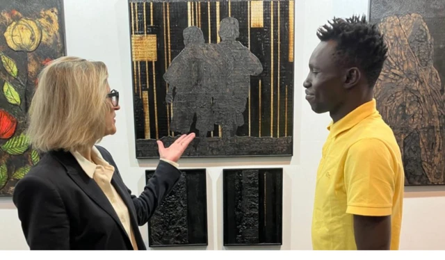 Barbara Kokpavo entrain d'échanger avec le jeune artiste