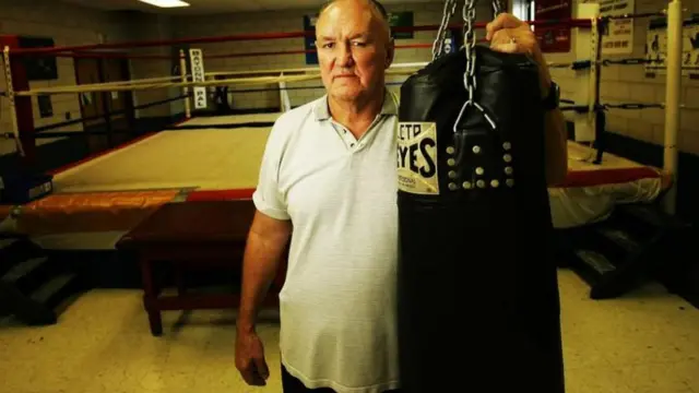Chuck Wepner berpose di kota asalnya, Bayonne pada 2006