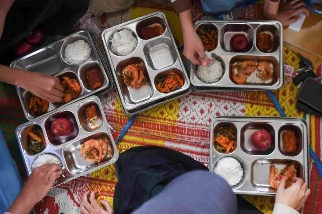 Sejumlah siswa menyantap menu makan bergizi gratis (MBG) di SMA Negeri 1 Desa Cot Kumbang, Kecamatan Baktiya, Aceh Utara, Aceh, Rabu (28/1/2026). Sebanyak 319 orang siswa di sekolah tersebut kembali menikmati menu MBG untuk memenuhi kebutuhan gizi mereka pascabencana banjir bandang. 