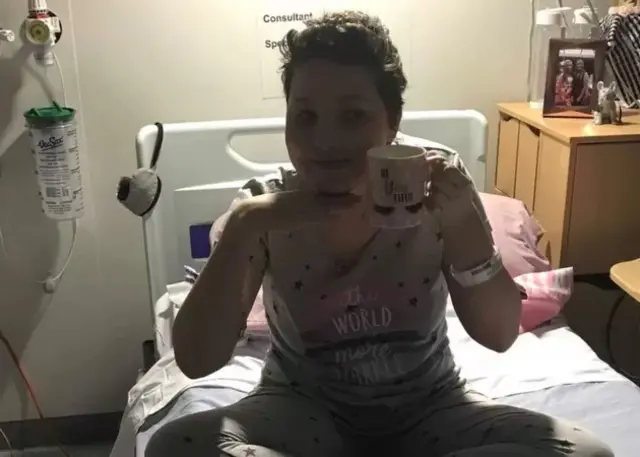 Sophie Wheldon sur un lit d'hôpital.