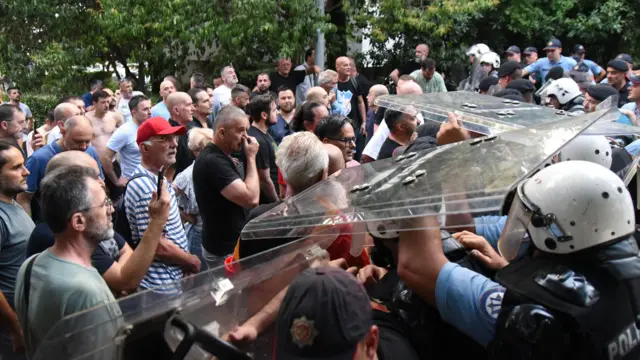 Сукоб окупљених грађана и полиције