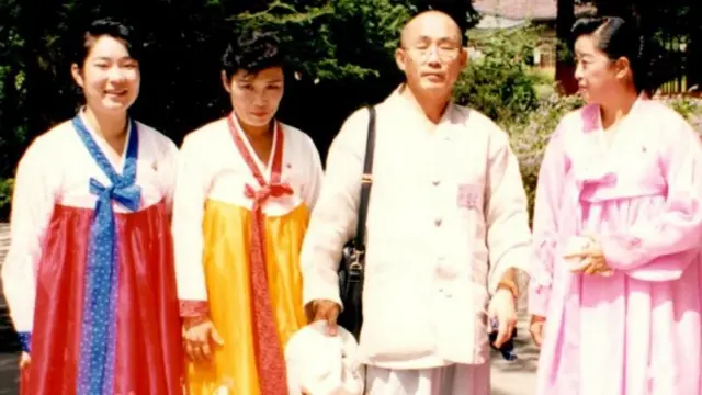 راهنمایان کره شمالی و راهبان کره جنوبی در معبد بوهیونگ‌سا در کوه میوهیانگ کره شمالی