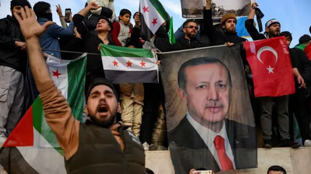 Sirios celebran en Turquía la caída del régimen de Al Assad.