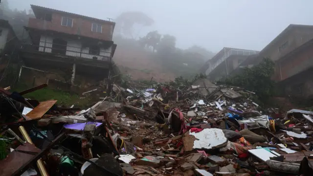 Escombros de casas destruídas devido às fortes chuvas em Petrópolis, em 23 de março de 2024.