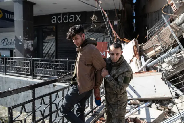 Түркиялык аскер мародерлукка шектүүнү кармаган учур