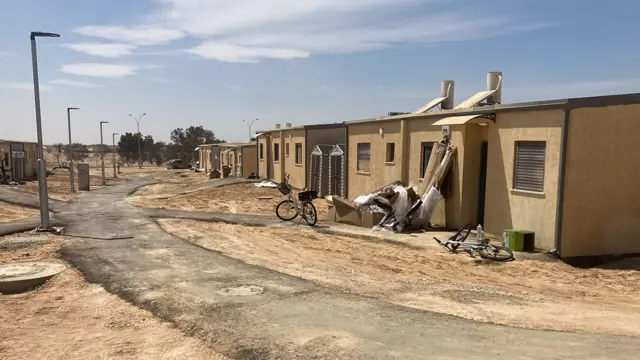 Awọn ile ni Kibbutz Hatzerim