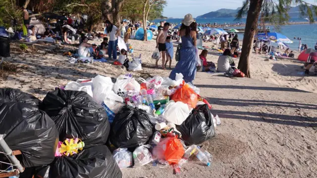 大量垃圾被随处弃置在桥咀岛的沙滩上