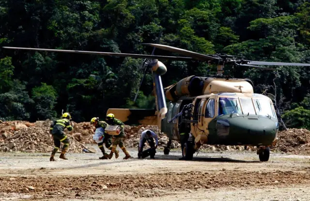 Un helicóptero en la zona del alud.