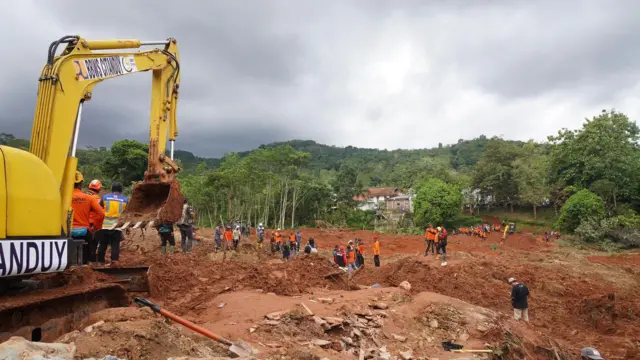 Proses pencarian dan evakuasi warga korban longsor di Cilacap. 