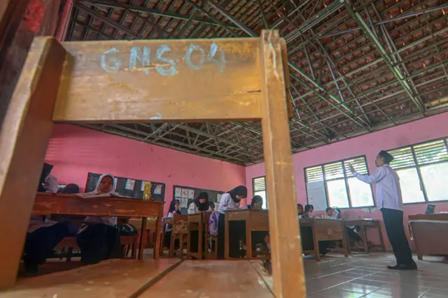 Kondisi sekolah di daerah dengan atap jebol.