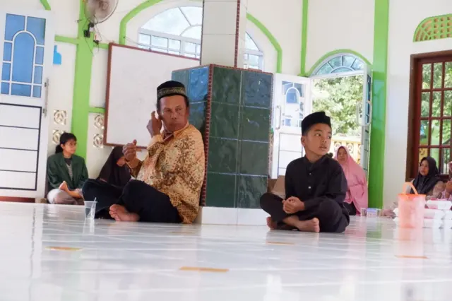 Warga Rempang memanjatkan doa saat merayakan Halal bi Halal di Masjid Nurul Huda, Kampung Sembulang Hulu, Pulau Rempang, Kota Batam, Rabu 9 April 2025.