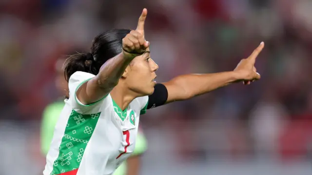 غزلان شباك ترفع ذراعيها احتفالاً بتسجيلها هدفاً للمغرب
