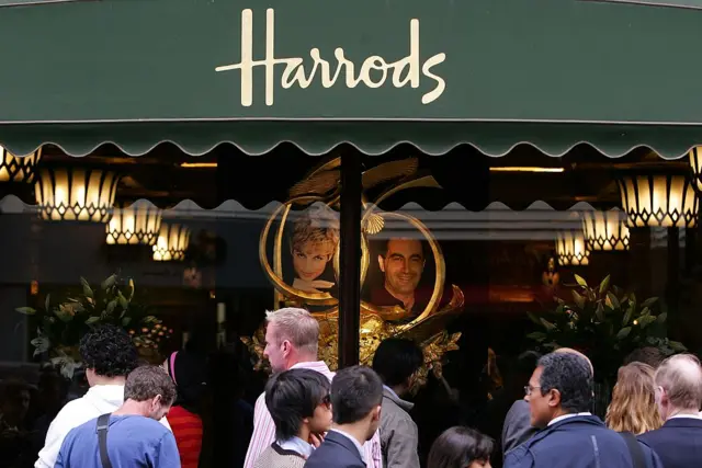  হ্যারডসের দেয়ালে নিহত দোদি ও প্রিন্সেস ডায়ানার ছবি