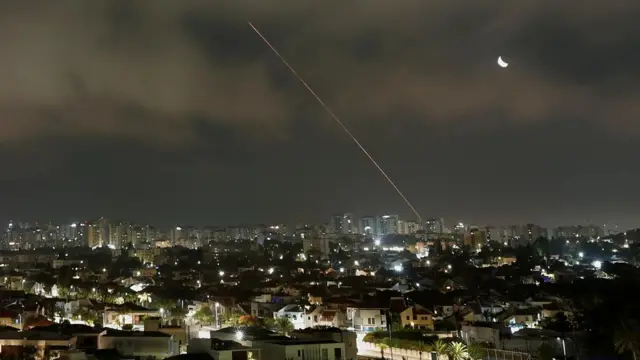 Iran yateye misire zitanu muri Israel muri iri joro ariko ntiharamenyekana neza ahatewe nk'uko bivugwa n'abategetsi ba Israel