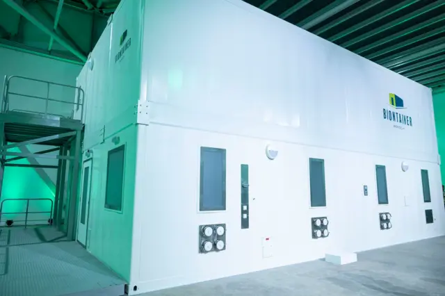 BionTainer, ni kimwe bikoresho by'ibanze mu gukora inkingo byakorewe mu Budage byoherejwe i Kigali, n’ibindi bikazaza nyuma, imbere bifitemo ubuhanga bwuzuye bwo gukora inkingo, nk’uko bivugwa na BioNTech