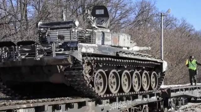 Россия Украинанын чек арасынан аскерлер жана согуштук техника чыгып кетип жатканын билдирген.