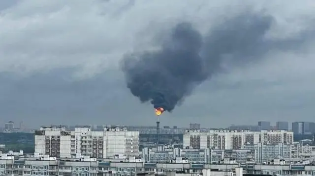 Пожежа на Московському нафтопереробному заводі після удару