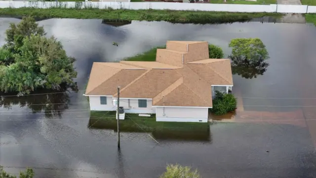 Una casa en medio de una inundación en Punta Gorda