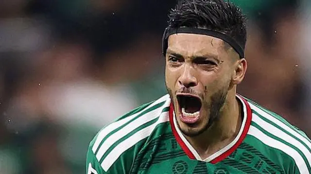 Raul Jimenez merayakan golnya ke gawang Ekuador.