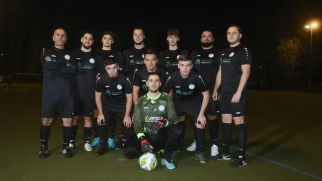 Тим Флорсхајма сачињен од 11 Куртановића, међу којима су Харис (у зеленом, са лоптом) и Семир (први са десне стране)