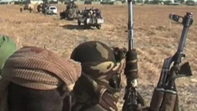 Àwòrán àwọn ọkọ ológun loju ona kan tí wọn ń lọ pẹlu ìbọn lọ́wọ́ wọn 