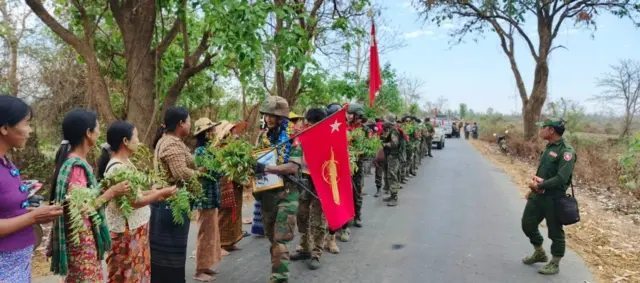 ၂၀၂၅ ဧပြီ တိုက်ပွဲအပြီး အောင်ပွဲရပြန်လာတဲ့ ABSDF တပ်ဖွဲ့ဝင်တွေကို ကြိုဆိုနေကြတဲ့မြင်ကွင်း