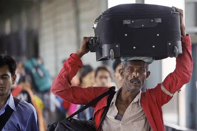 சுமை தூக்கும் தொழிலாளர்கள்