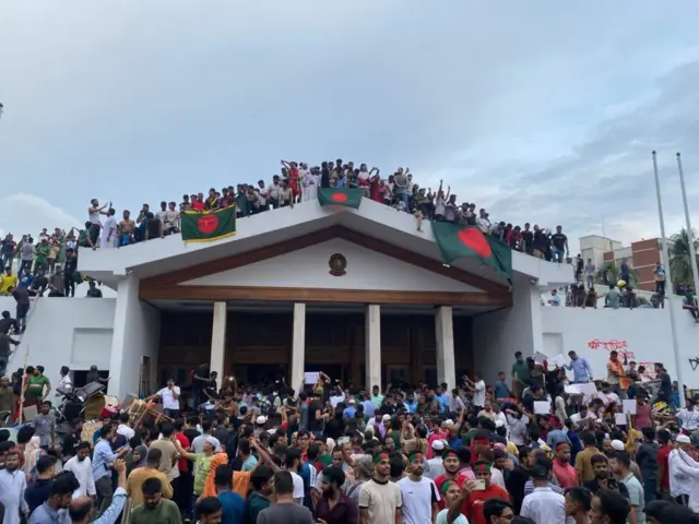 জনতা একপর্যায়ে প্রধানমন্ত্রীর কার্যালয় ও গণভবনের দখল নিয়ে নেয়