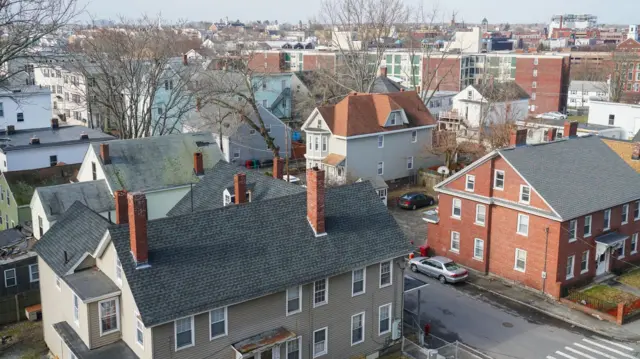 Лоуэллдин тургундары ICE жүргүзгөн рейддер тууралуу маалыматтар менен жигердүү бөлүшүүдө