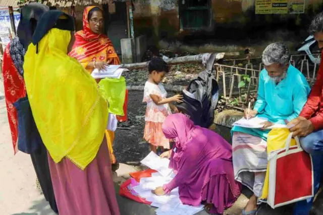 पश्चिम बंगाल में मतदाता सूची से बाहर रखे गए मतदाता अपने दस्तावेज जमा करने के लिए जिला कलेक्टर कार्यालय पहुंच रहे थे