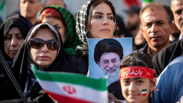 तेहरान में 17 अप्रैल को आयोजित सरकार समर्थक रैली