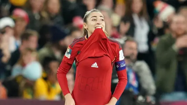 کارمونا در جشن شادی پس از گل پیراهنش را بالا زد و تی‌شرتی را نشان داد که رویش نوشته شده بود: «Merchi»؛ او بعدا گفت این ادای احترام به دوستی بود که مادرش درگذشته بود