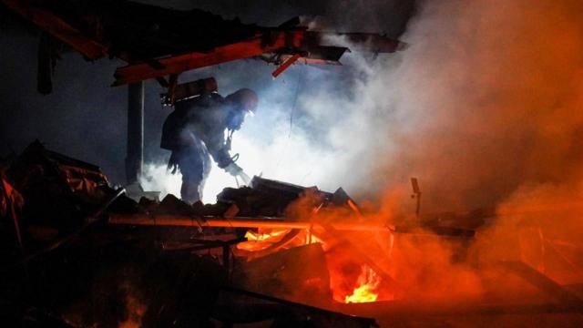 Рятувальники борються з вогнем на Черкащині