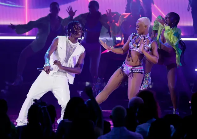 Fireboy DML perform onstage during di 2022 BET Awards