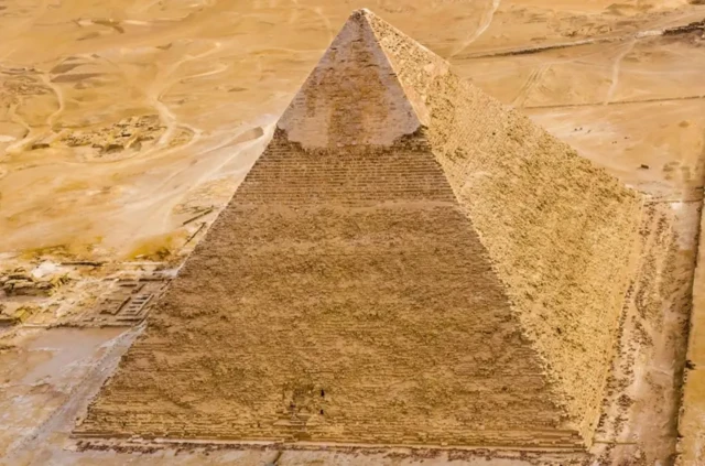 نمایی هوایی از هرم شاه خفرع از سلسله چهارم (حکومت: ۲۴۳۷ تا ۲۴۱۴ پیش از میلاد)