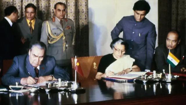 सोवियत संघ के नेता ब्रेझनेव और भारतीय प्रधानमंत्री इंदिरा गांधी (फ़ाइल फ़ोटो)