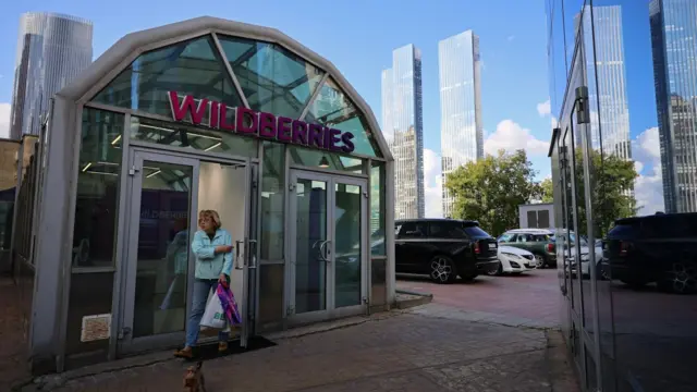 Kobieta wychodzi z punktu odbioru zamówień sklepu internetowego Wildberries w Moskwie (Rosja), 23 lipca 2026 r.