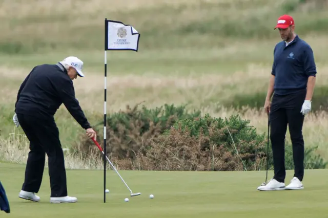 Prezydent USA Donald J. Trump i jego syn Eric Trump grają na polu golfowym Trump Turnberry podczas prywatnej wizyty w Turnberry