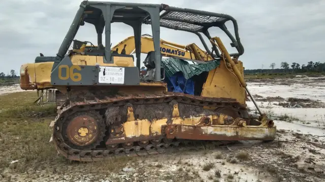 Sejumlah alat berat milik Kemenhan dibiarkan terlantar di hamparan kebun singkong yang mangkrak. 