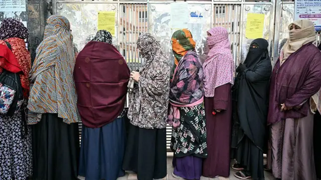 ভোট দেয়ার জন্য লাইনে দাঁড়িয়ে আছেন নারী ভোটাররা