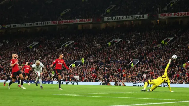 Manchester United savunmasındaki hatalar İngiliz basınının gündemindeydi.