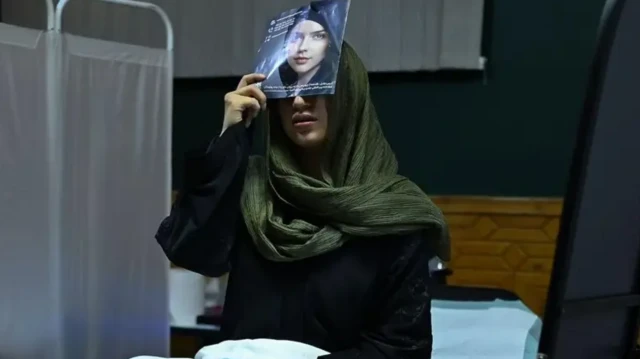 د فرانسي خبري اژانس د عکاس وکیل کوهسار دا عکس چې (د چادرۍ لاندې بوتاکس) په نامه یادېده (نړیوالې عکاسۍ) ته کاندېد شوی و، چې په پایله کې ګټونکی شو. 